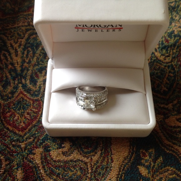 Engagement ring - Picture 1 of 2